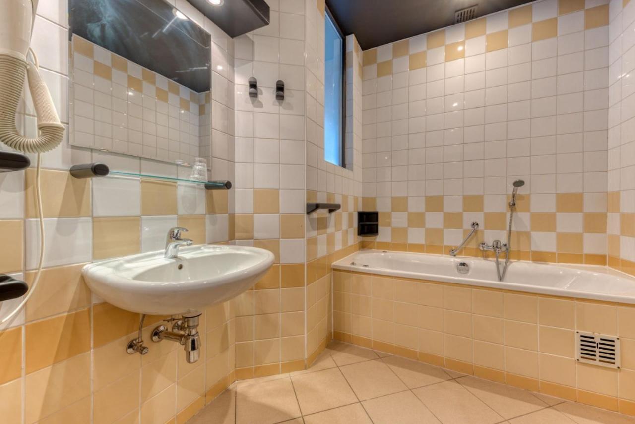Hotel Mosa Hermalle-sous-Argenteau Екстериор снимка